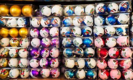Téléchargez les photos : Arbre de Noël jouets différentes boules de couleurs isolées sur un fond sombre, Noël Nouvel An vacances fond. - en image libre de droit