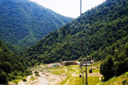 Téléchargez les photos : Vue depuis le téléphérique vers les montagnes du Caucase en été - en image libre de droit