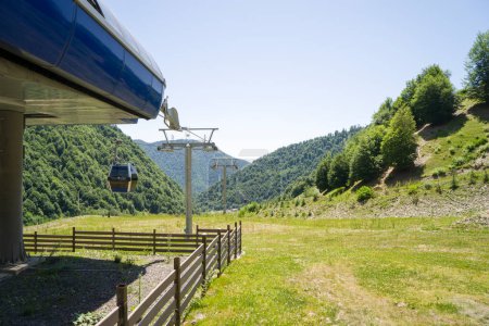 Foto de Vista desde el teleférico a las montañas del Cáucaso en el verano - Imagen libre de derechos