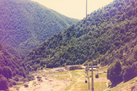 Téléchargez les photos : Vue depuis le téléphérique vers les montagnes du Caucase en été - en image libre de droit