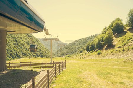 Foto de Vista desde el teleférico a las montañas del Cáucaso en el verano - Imagen libre de derechos