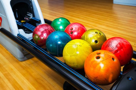 Téléchargez les photos : Stand avec des boules de bowling colorées dans le club pas de personnes. - en image libre de droit