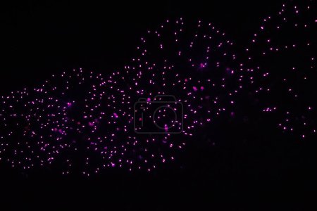 Foto de Coloridos fuegos artificiales sobre el cielo oscuro, exhibidos durante una celebración - Imagen libre de derechos