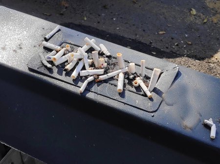Foto de Colillas de cigarrillos desechadas en un cenicero de la calle. Vista superior
. - Imagen libre de derechos