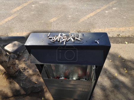 Foto de Colillas de cigarrillos desechadas en un cenicero de la calle. Vista superior
. - Imagen libre de derechos