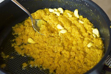 Karah Parshad.Karah es un tipo de sémola halva hecha con porciones iguales de harina de trigo integral, mantequilla y azúcar..