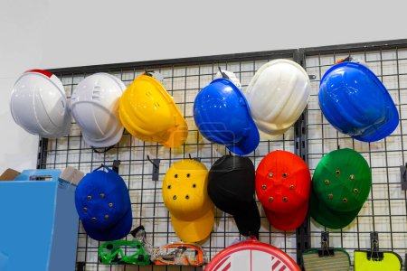 Protectores especiales, ropa de trabajo, cascos y sombreros duros para constructores, trabajadores de la industria del petróleo y gas están en exhibición en la tienda.