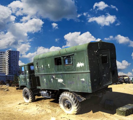 Foto de Un camión militar dañado en el campo de batalla. técnicas militares - Imagen libre de derechos