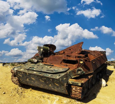 Tanques dañados, vehículos blindados y equipos en el campo de batalla. Técnicas militares. Amplia imagen para banners y anuncios