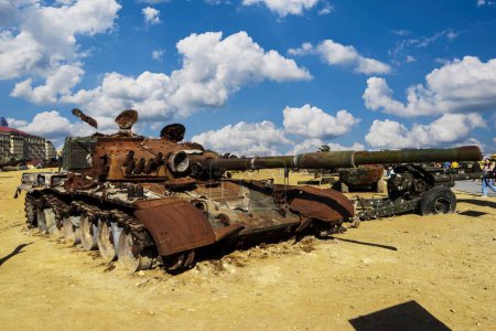 Foto de Tanques dañados, vehículos blindados y equipos en el campo de batalla. Técnicas militares. Amplia imagen para banners y anuncios - Imagen libre de derechos