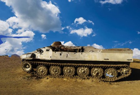 Tanques dañados, vehículos blindados y equipos en el campo de batalla. Técnicas militares. Amplia imagen para banners y anuncios