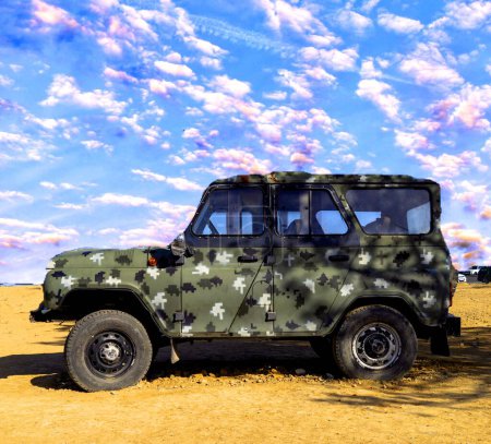 Un véhicule blindé militaire endommagé, une voiture de tourisme, une jeep et du matériel sur le champ de bataille. technique militaire