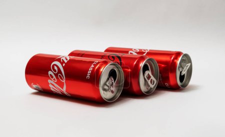 Foto de BAKU, AZERBAIJAN - 01 de enero de 2013: Rojo, lata tres latas vacías de Coca-Cola sobre un fondo blanco - Imagen libre de derechos