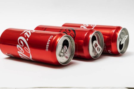 Foto de BAKU, AZERBAIJAN - 01 de enero de 2013: Rojo, lata tres latas vacías de Coca-Cola sobre un fondo blanco - Imagen libre de derechos