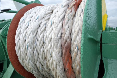 Téléchargez les photos : Câbles de grue d'amarrage sur tambours de bateaux marins. Mécanisme d'amarrage du pont à l'avant du pétrolier. - en image libre de droit