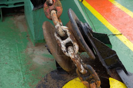 Téléchargez les photos : Chaîne d'ancrage du treuil d'ancrage sur le pont avant. sale et rouillé chaîne fond maritime - en image libre de droit