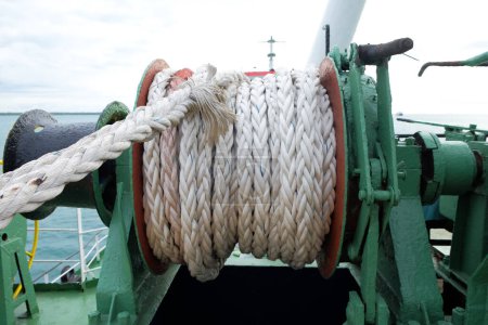 Téléchargez les photos : Câbles de grue d'amarrage sur tambours de bateaux marins. Mécanisme d'amarrage du pont à l'avant du pétrolier. - en image libre de droit