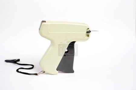 Foto de Pistola de etiqueta beige con aguja aislada sobre fondo blanco - Imagen libre de derechos
