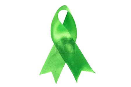 Téléchargez les photos : Ruban de satin vert symbole de sensibilisation au cancer isolé sur fond blanc - en image libre de droit