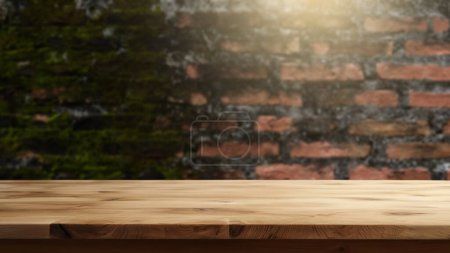 Téléchargez les photos : Table en bois vide pour la présentation de produits sur un vieux fond de mur de briques - en image libre de droit
