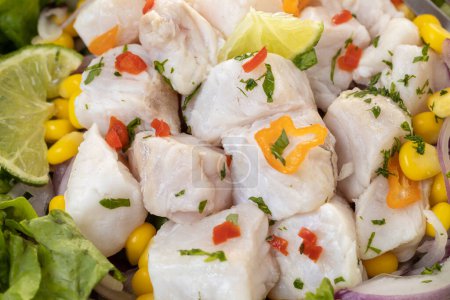 Téléchargez les photos : Gros plan sur Ceviche, fruits de mer typiques de la cuisine péruvienne. - en image libre de droit