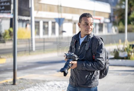 Téléchargez les photos : Photographe prenant des photos dans la rue avec espace de copie. - en image libre de droit