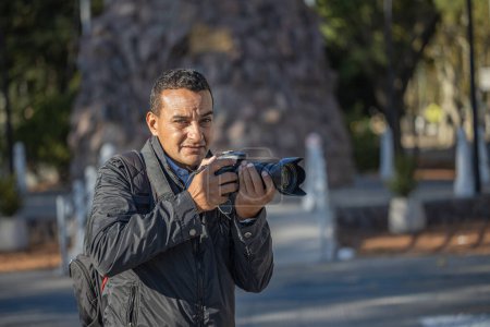 Téléchargez les photos : Portrait d'un photojournaliste travaillant dans la rue. - en image libre de droit