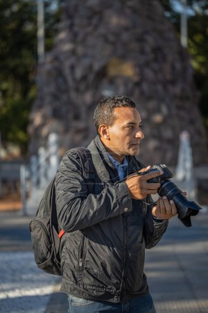 Téléchargez les photos : Photojournaliste latino travaillant dans la rue. - en image libre de droit