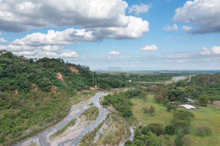 Pont sur la route panaméricaine numéro 9 au-dessus de la rivière De las Conchas dans la province de Metan de Salta Argentina vue depuis un drone.