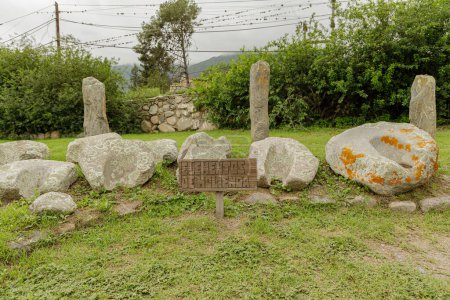 Steinmörtel zum Mahlen im archäologischen Reservat Los Menhires in der Stadt El Mollar in Tucuman.