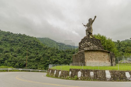 Téléchargez les photos : Sculpture El Chasqui du sculpteur Enrique de Prat Gay située sur la Route 307 à Tucuman Argentine. - en image libre de droit