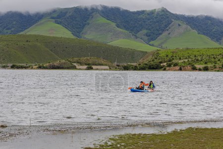 Foto de San Miguel de Tucumán, Argentina - 22 de enero de 2024: Jóvenes navegando en kayak por la presa de La Angostura en Tucumán. - Imagen libre de derechos