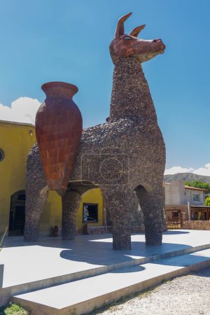 Escultura de una llama gigante en Uquia, provincia de Jujuy, Argentina.