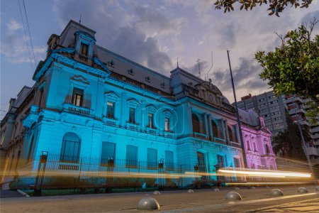 Langzeitbelichtungsfoto des Regierungsgebäudes der Provinz Jujuy, Argentinien.