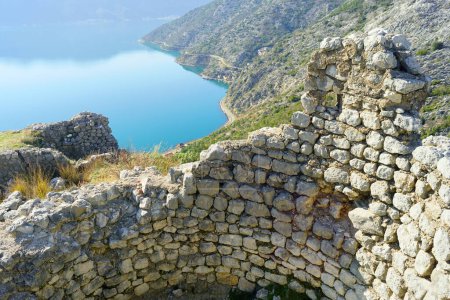 Ruinas de una torre en el lugar de Gradine contra el telón de fondo de la bahía de Kotor (Risan, Montenegro)                   