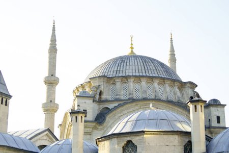 Dômes et minarets de la mosquée Nuruosmaniye du sultan, construite près du Grand Bazar à Istanbul, Turquie