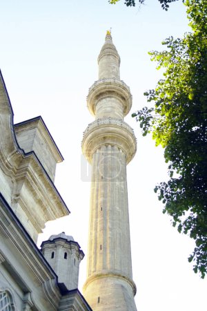Minaret de la Mosquée Nuruosmaniye - un monument historique, culturel et architectural important de la péninsule historique d'Istanbul