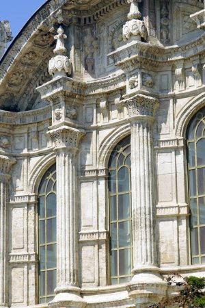 Dekoration der Fassade der Ortakoy-Moschee - eine der beliebtesten Attraktionen am Ufer des Bosporus in Istanbul (Trkiye))