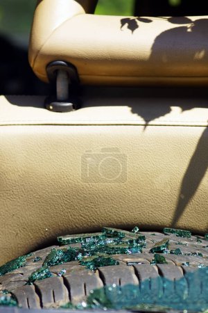 L'arrière de la voiture après l'accident : un fragment de verre cassé derrière le siège passager.