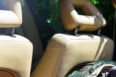 Blick durch die kaputte Heckscheibe eines Autos: Beifahrersitze und Glassplitter am Ersatzreifen