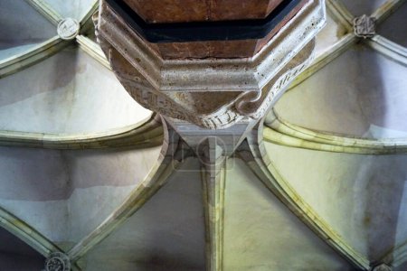 Foto de Bóveda de costillas en el Salón de los Caballeros del Gran Palacio - Detalle interior en el Castillo de Corvin (Hunedoara, Rumania) - Imagen libre de derechos