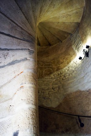 Escalera de caracol en el Gran Palacio del Castillo Corvin rumano (Hunedoara, Rumania)