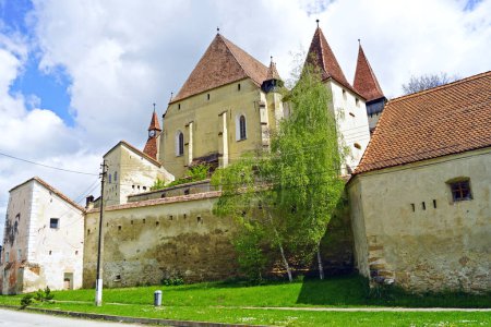 Vista de la iglesia fortificada de Biertan desde un ángulo inusual (Transilvania, Rumania)