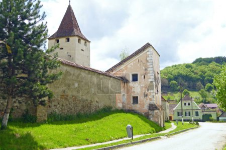 Téléchargez les photos : Tours de l'église fortifiée dans le village de Biertan. Repère roumain inscrit sur la Liste du patrimoine mondial de l'UNESCO. - en image libre de droit