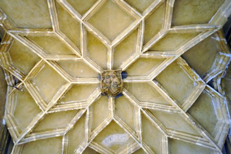 Foto de Primer plano de la bóveda de costillas en el portal de la Catedral de Santa María en Sibiu. Arquitectura gótica de la iglesia en el casco antiguo de Sibiu (región de Transilvania, Rumania). - Imagen libre de derechos