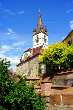 Vue du clocher de l'église Sainte-Marie depuis la vieille ville de Sibiu, en Roumanie. Visites de la Transylvanie. Paysage urbain d'une ville médiévale européenne par une journée ensoleillée.