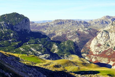 Blick vom Gipfel der Sedlena Greda im Durmitor Nationalpark: ein Fragment der Boljska Greda und die Berge daneben. Herbstliche Farben in den Bergen Montenegros.