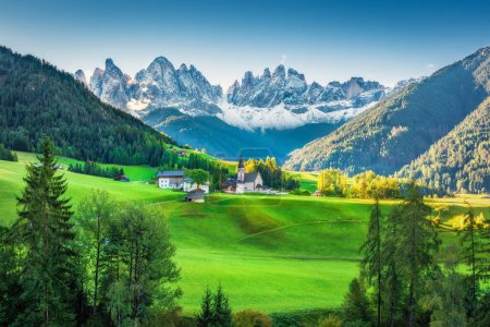 Téléchargez les photos : Village de Santa Maddalena, Val di Funes, Tyrol du Sud, Italie, Europe. Dolomites Alpes. Un magnifique paysage de montagne dans la belle lumière du matin - en image libre de droit