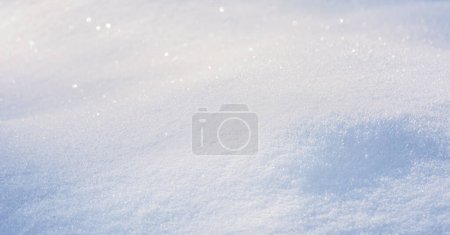 Foto de Diseño de tarjetas de invierno. Hermosa nieve esponjosa al aire libre. Paisaje frío. Fondo de nieve natural de invierno con bokeh. - Imagen libre de derechos
