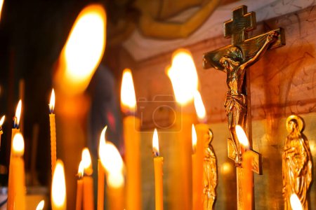 Panakhida, Begräbnisliturgie in der orthodoxen Kirche. Christen zünden Kerzen vor dem orthodoxen Kreuz mit Kruzifix und Opferbrot an. Konzept des orthodoxen Glaubens und der Religion.